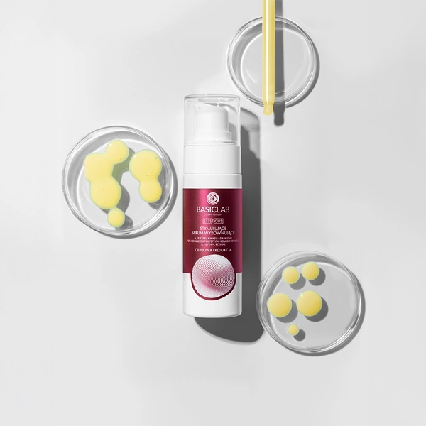 BasicLab – Stymulujące Serum Wyrównujące, 0,5% Estru Kwasu Adapalenu, 10% Kompleksu Polipeptydu Kolagenowego, 0,5% PDRN, Retinal – Odnowa i Redukcja 30ml