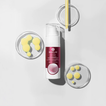 BasicLab – Stymulujące Serum Wyrównujące, 0,5% Estru Kwasu Adapalenu, 10% Kompleksu Polipeptydu Kolagenowego, 0,5% PDRN, Retinal – Odnowa i Redukcja 30ml